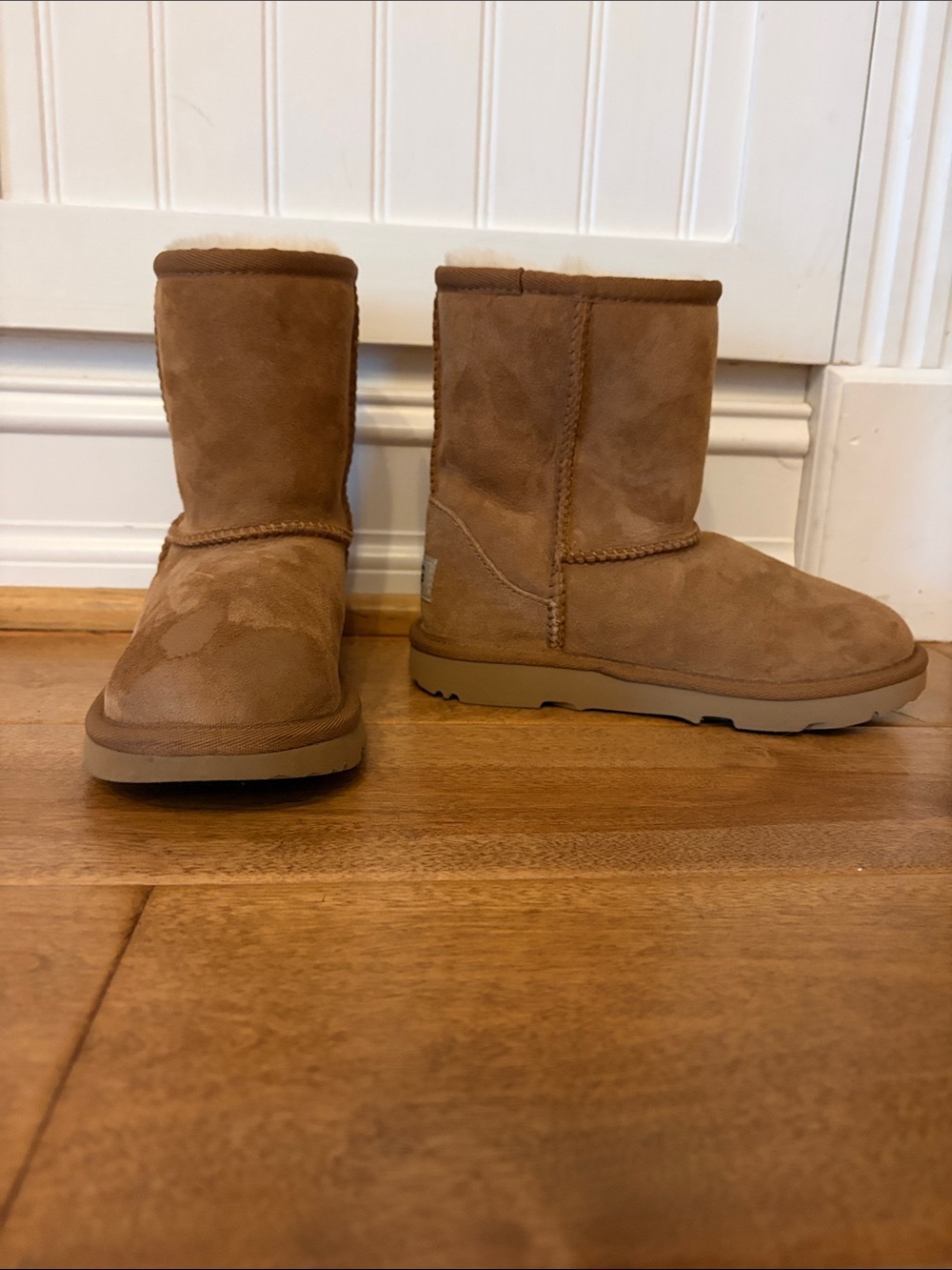 UGG Kids Classic Short Boots in Chestnut NEW without tags